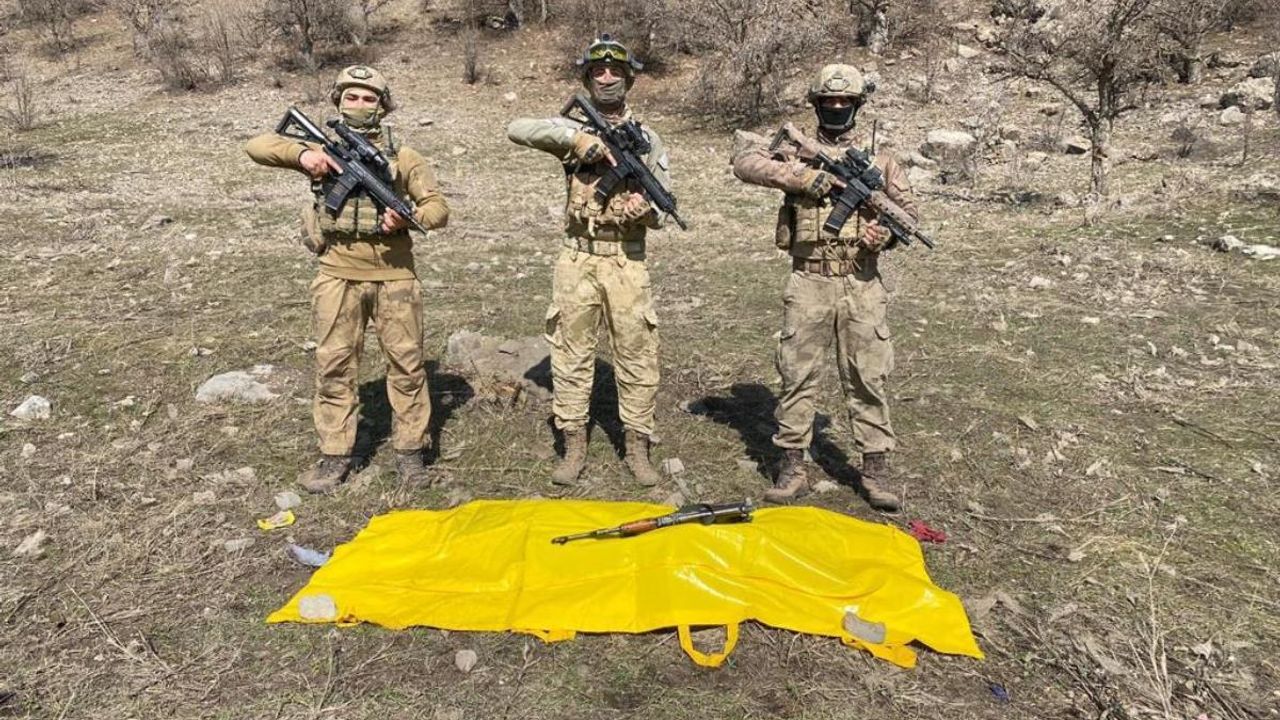 Bakan Soylu bu fotoğrafla duyurdu: Türkiye'deki en üst düzey terörist sarı torbada!