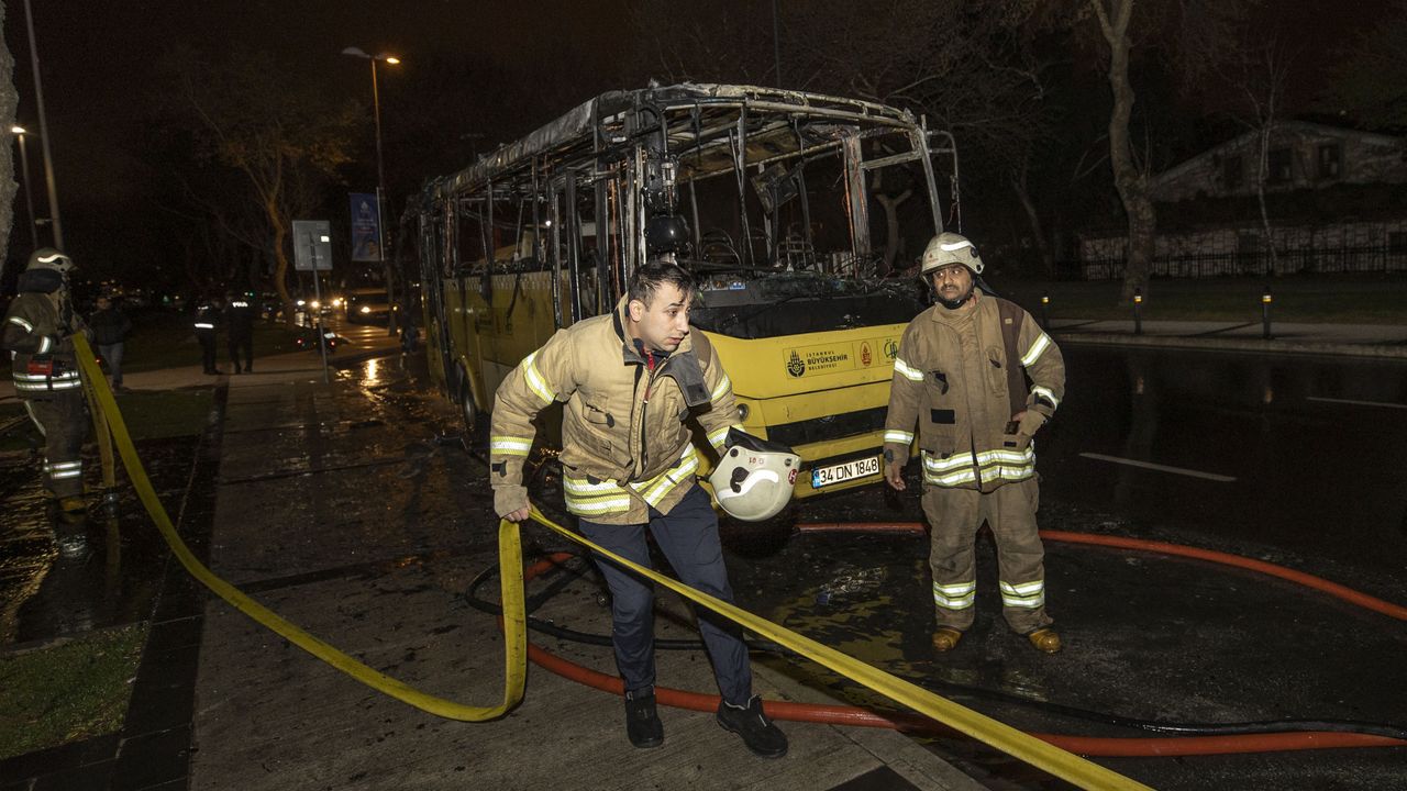 Fatih'te İETT otobüsü alev alev yandı
