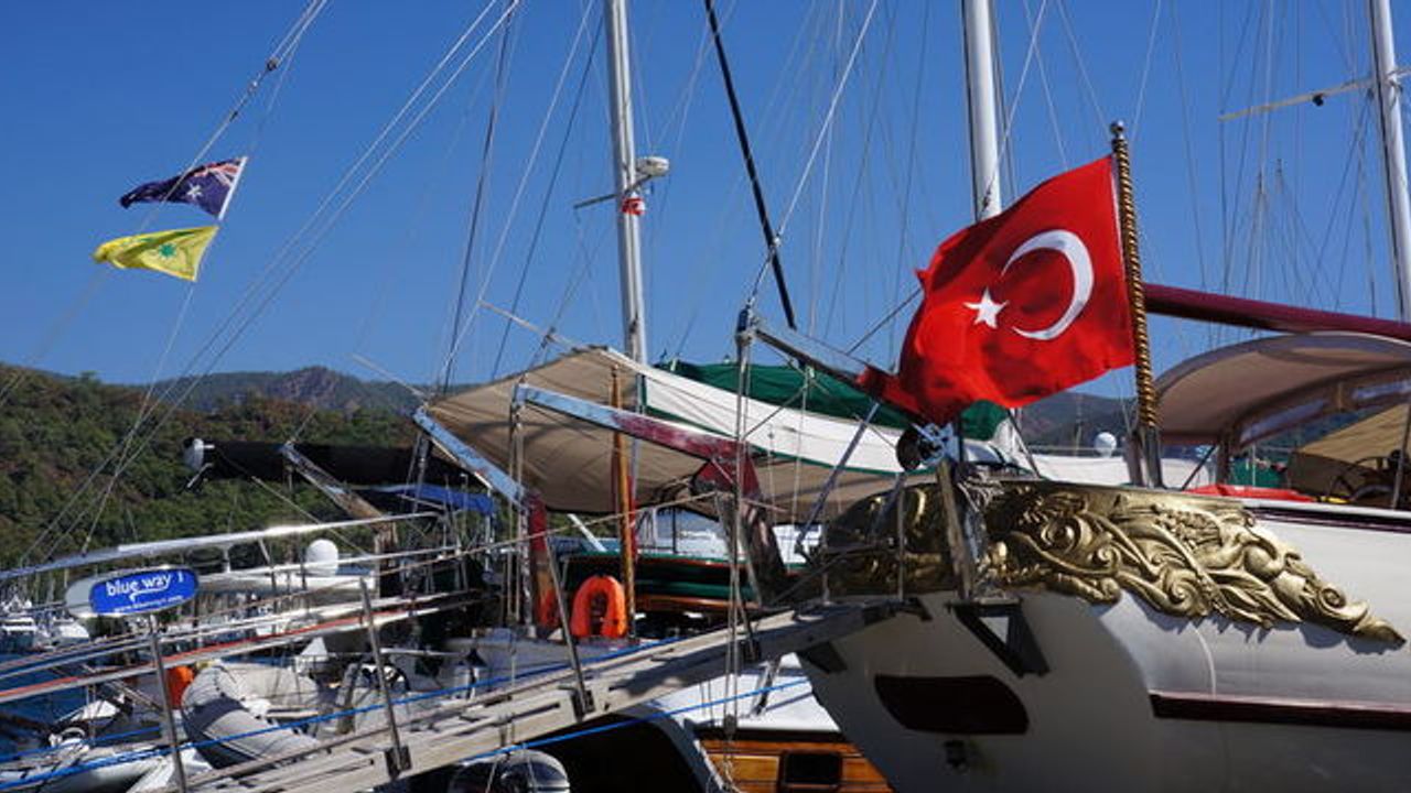 Teknelerde Türk bayrağı krizi