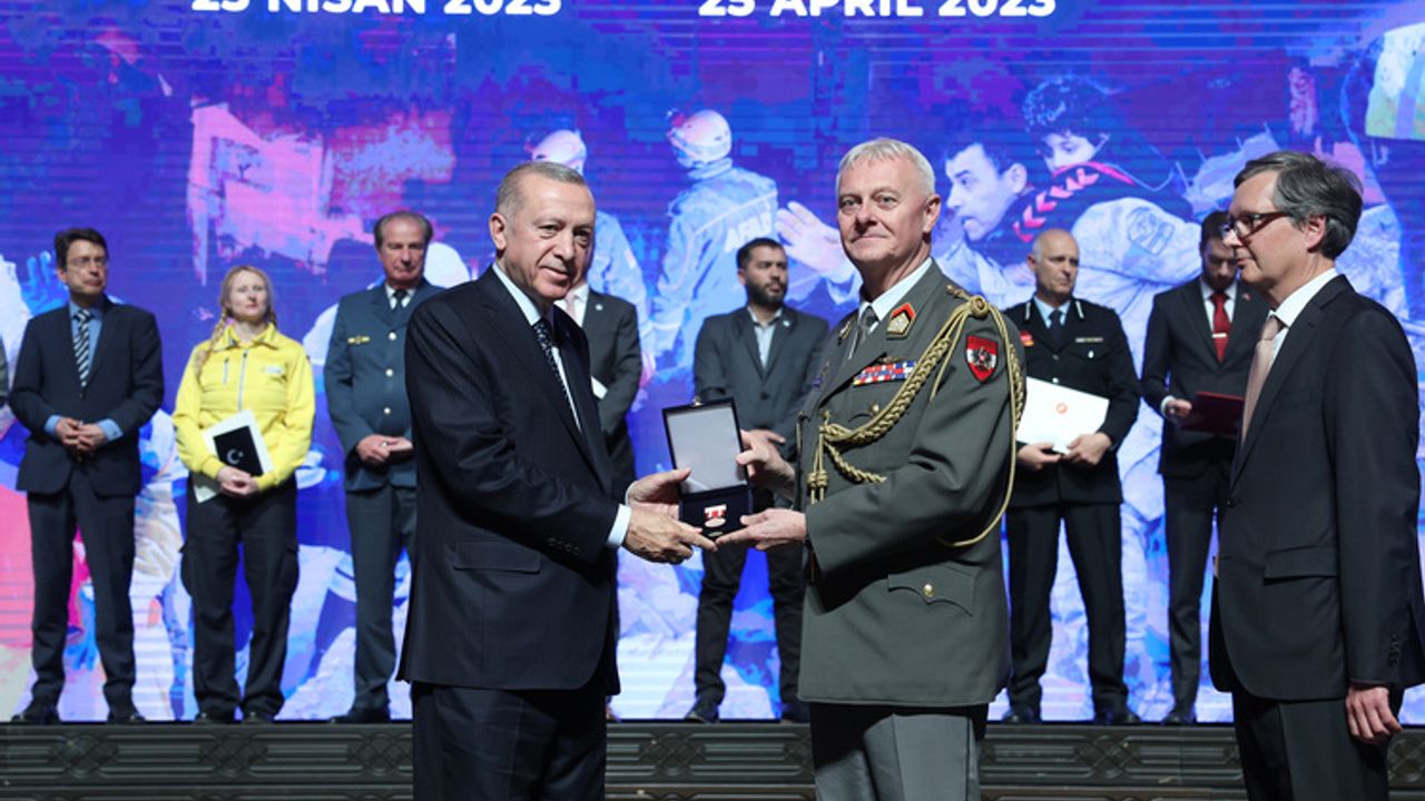 Cumhurbaşkanı Erdoğan'dan 55 bin kişiye madalya