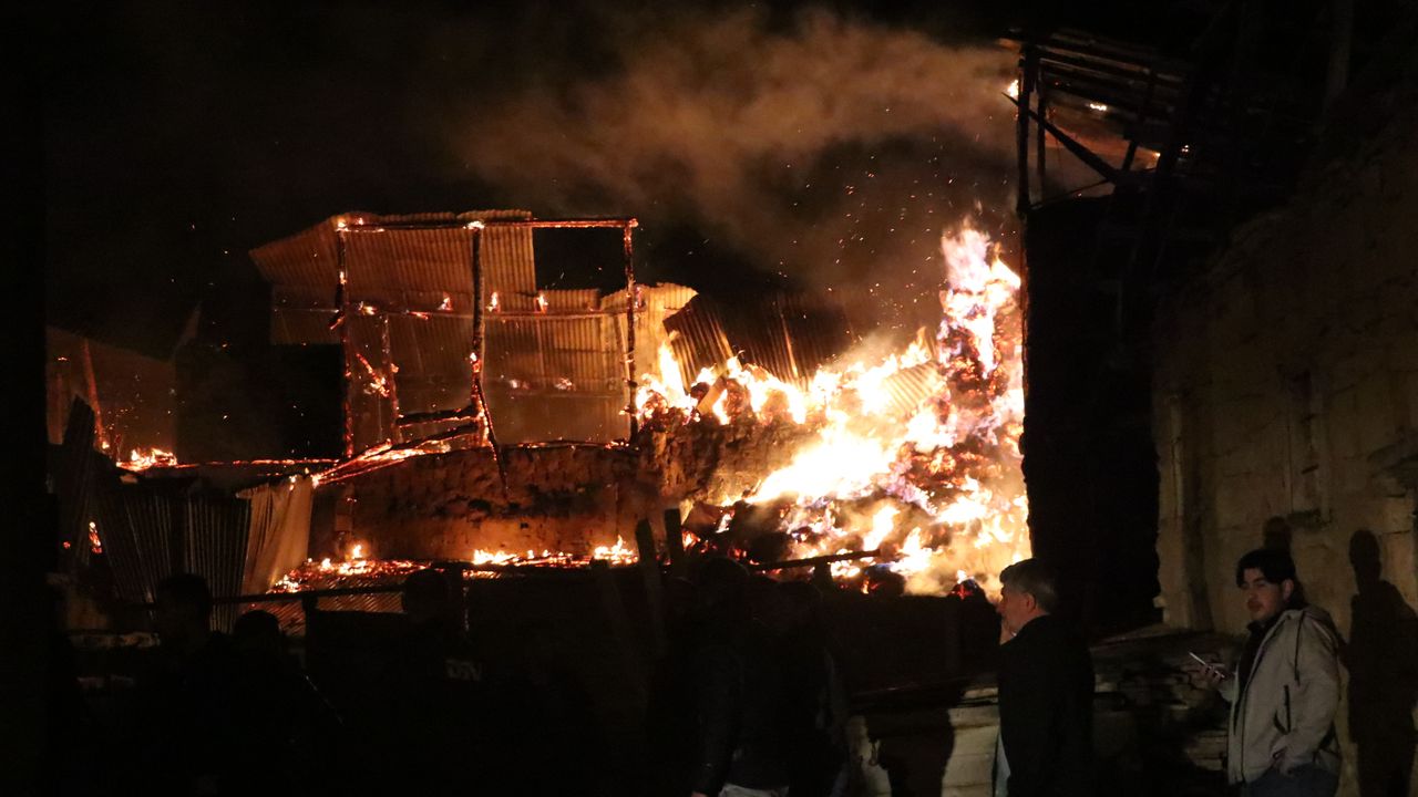 Bayburt'ta yangın: 3 ev, 6 ahır, 4 samanlık alev alev yandı