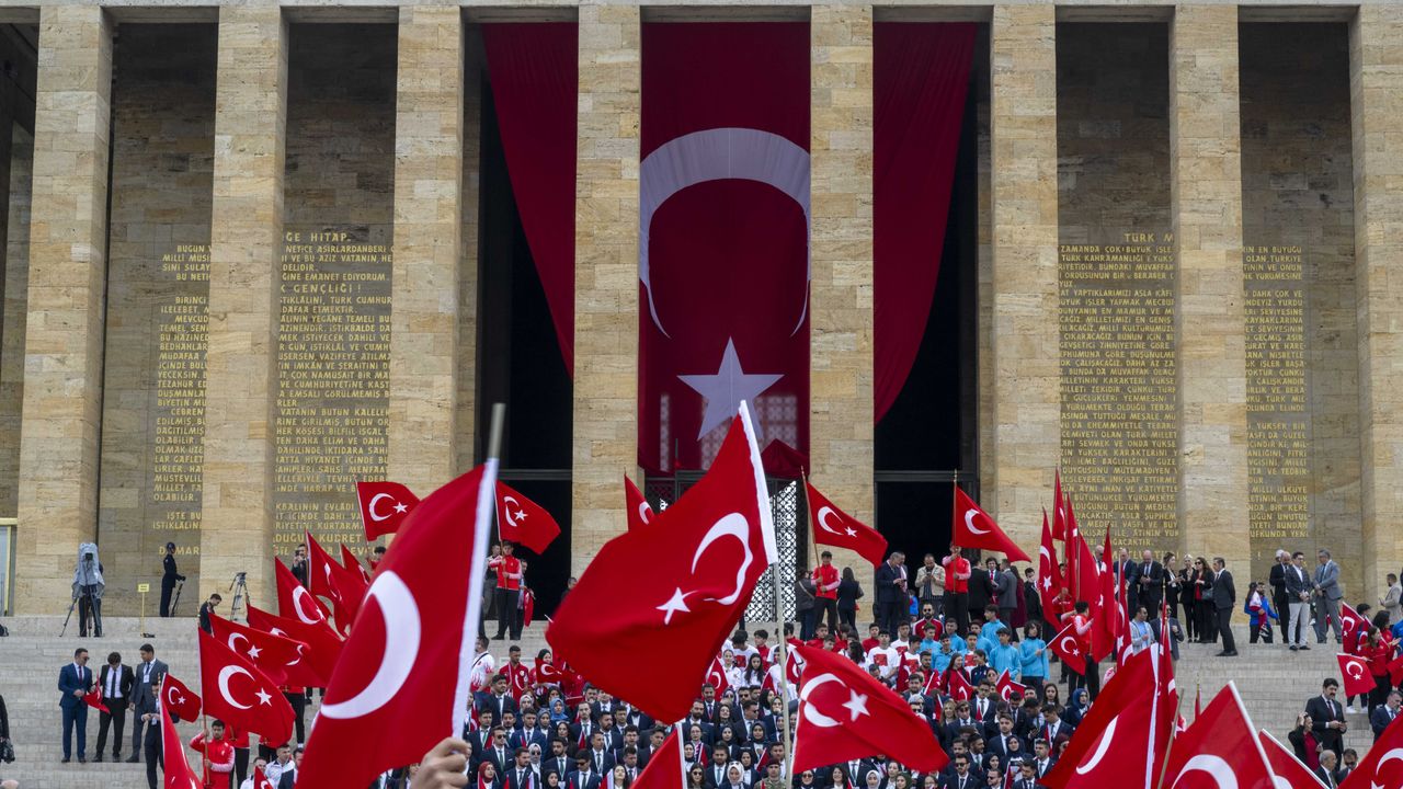 Tüm yurtta 19 Mayıs coşkusu. Bayrağını kapan Atatürk'e koştu
