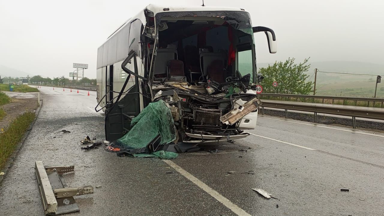 Osmangazi'den İzmir'e giden lise öğrencilerini taşıyan tur otobüsü kaza yaptı. 33 yaralı