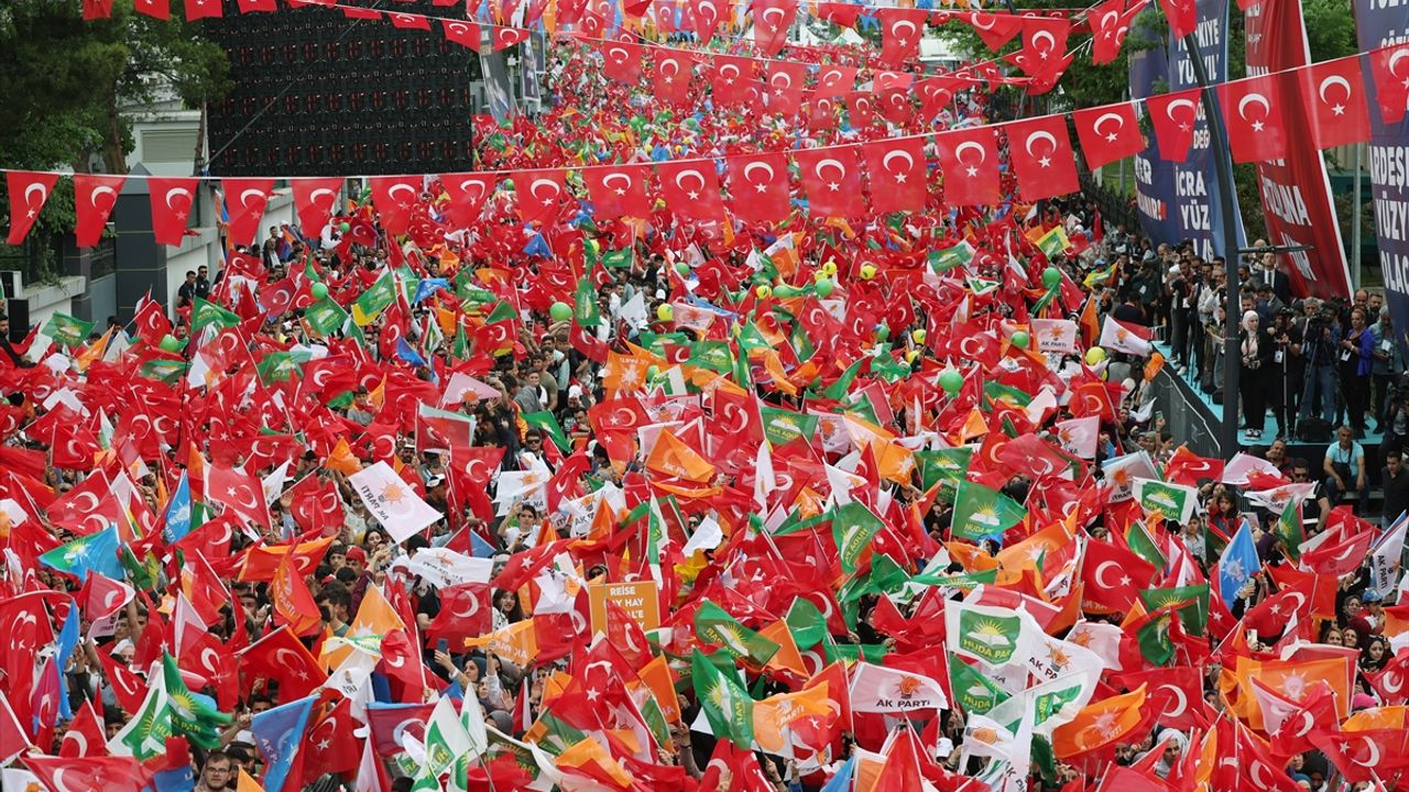 Erdoğan Batman'da miting düzenledi: Bayrak detayı dikkat çekti!
