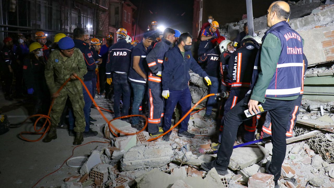 Malatya'da bina çöktü: Orhan Cücün öldü