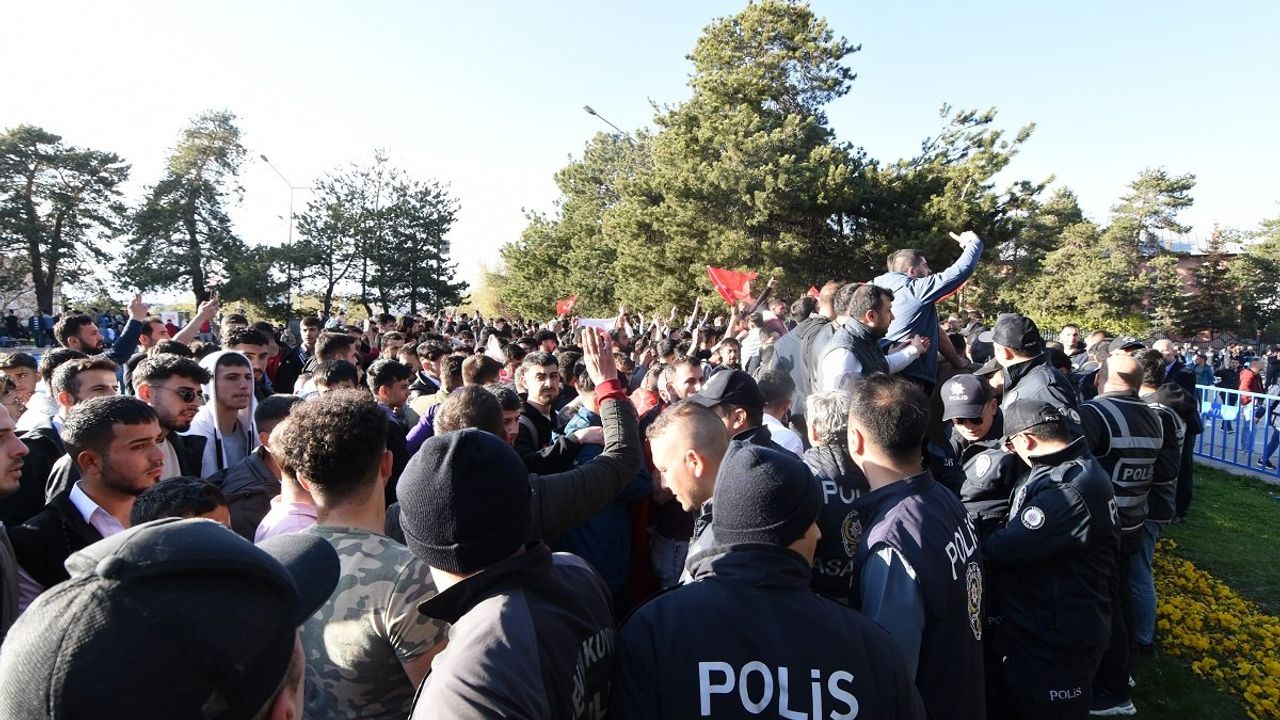 Bekir Bozdağ'dan Erzurum'daki olaylarla ilgili açıklama: Kararı duyurdu