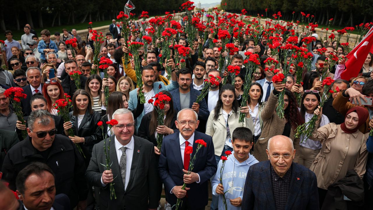 Kılıçdaroğlu 81 gençle Anıtkabir'e gitti