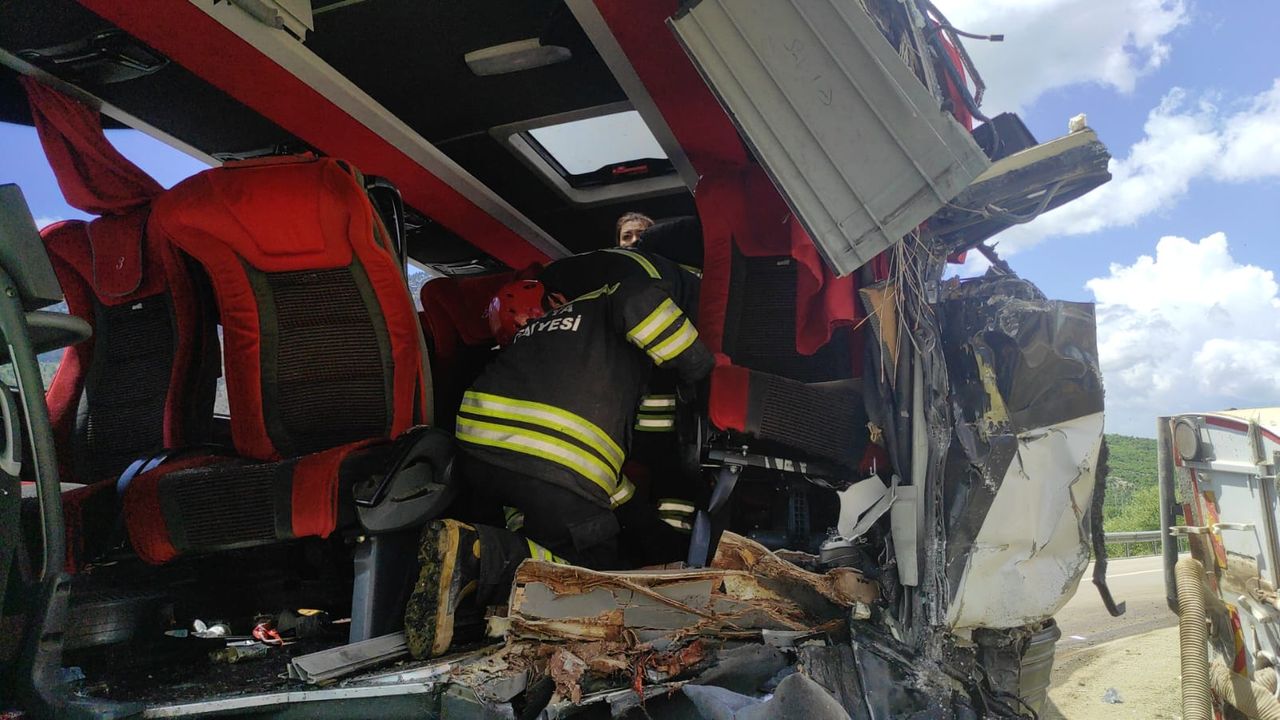 Konya'da otobüs kamyona çarptı: Halil İbrahim Çizmeci öldü, 15 yaralı var
