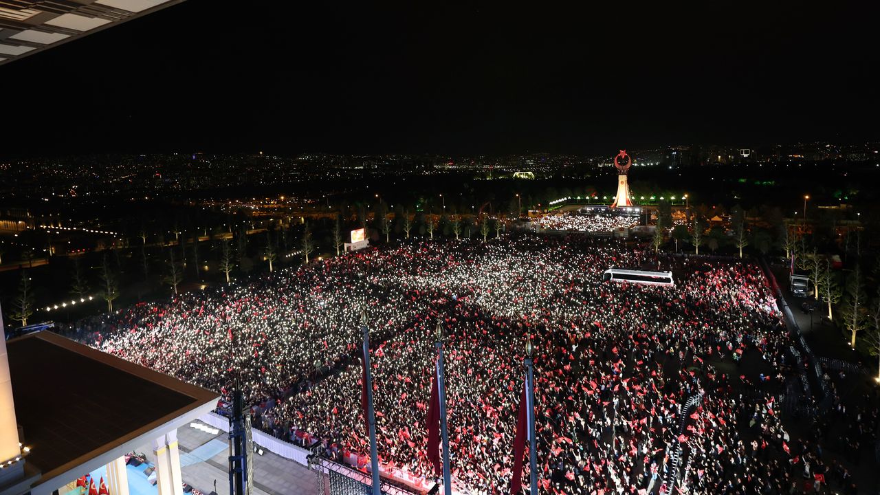 Cumhurbaşkanı Erdoğan'dan balkon konuşması!