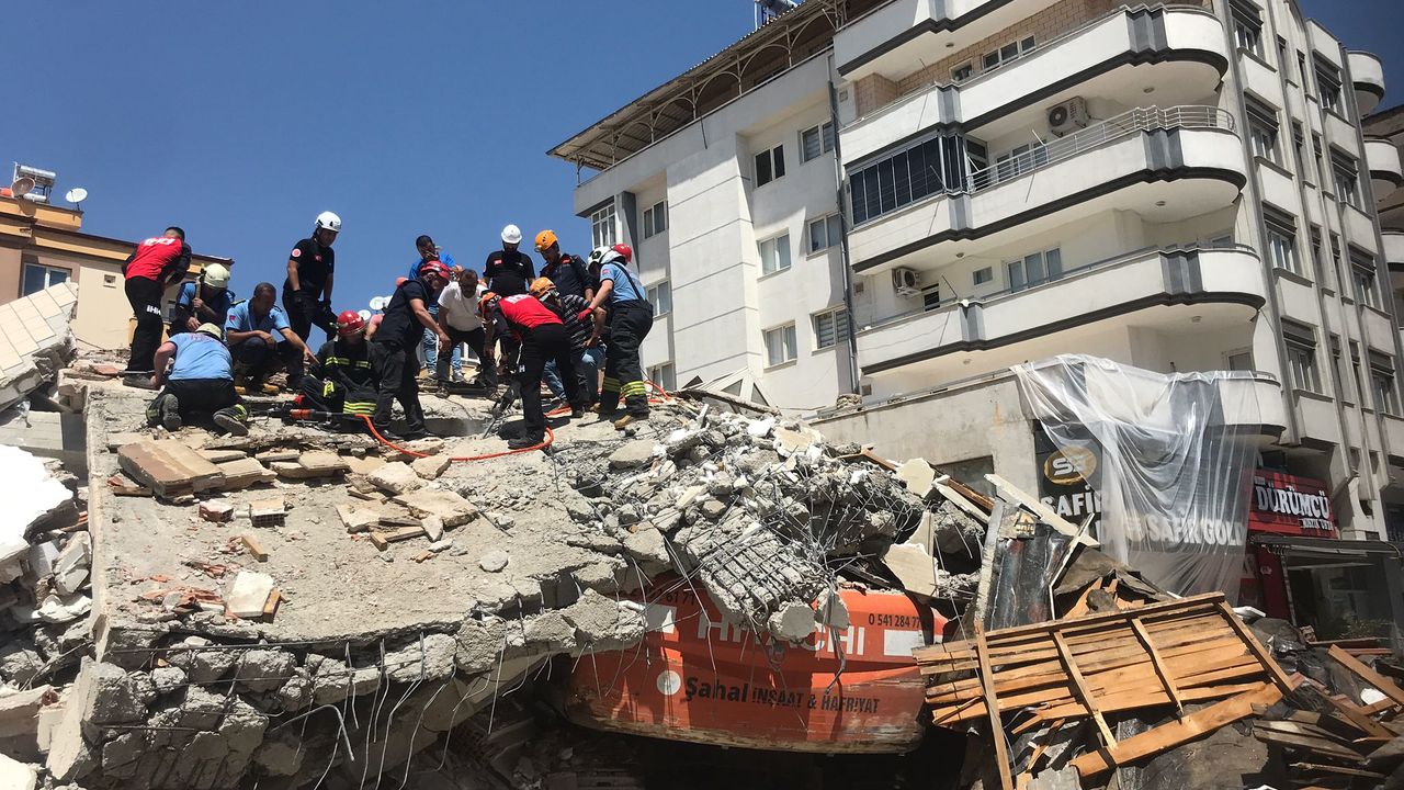 Gaziantep'te enkaz altında kalan iş makinesi operatörü öldü