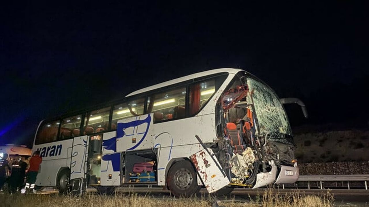 Varan Turizm Uşak'ta tıra arkadan çarptı: 15 kişi yaralandı