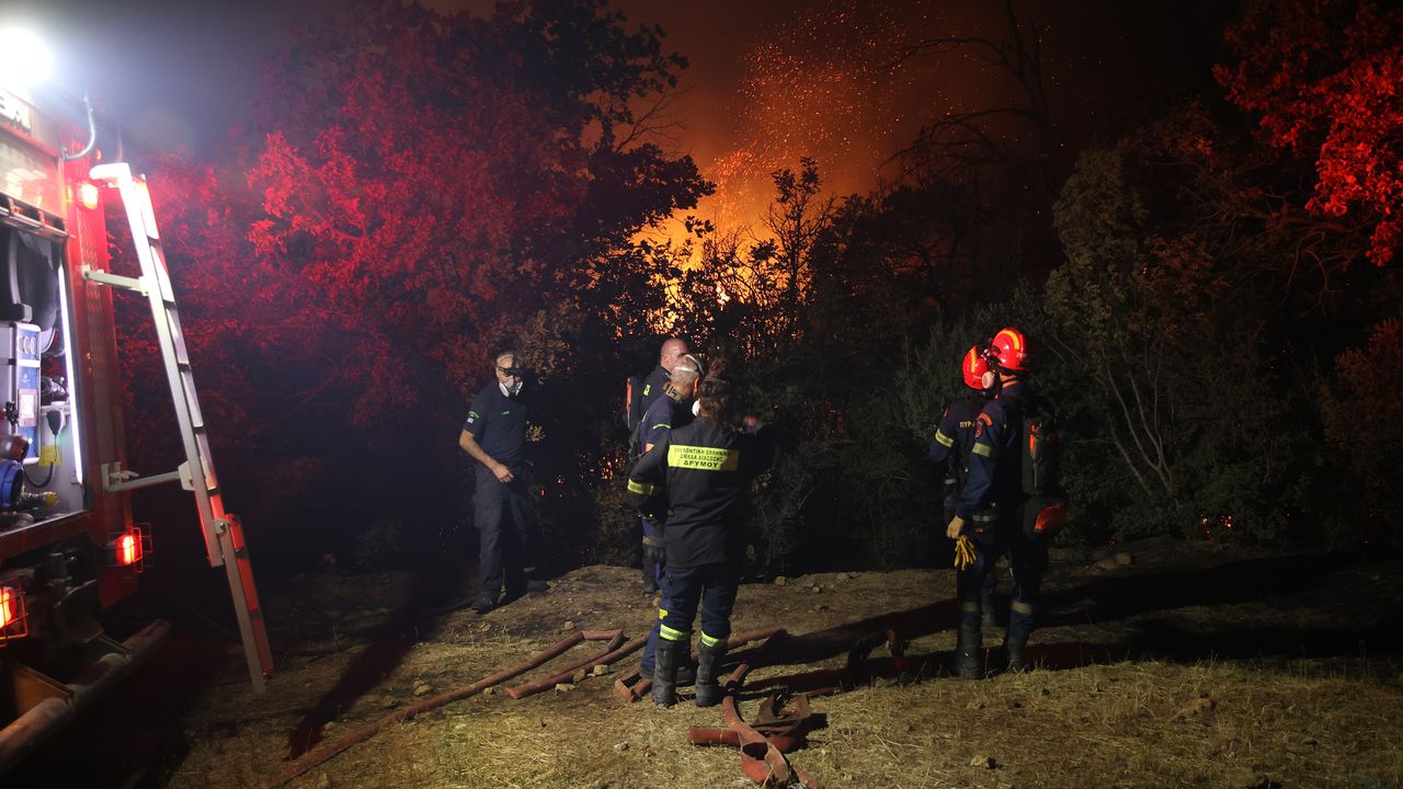 Komşuda yangınlar 8. gününde. Köyler tahliye ediliyor. 5 yerde daha çıktı