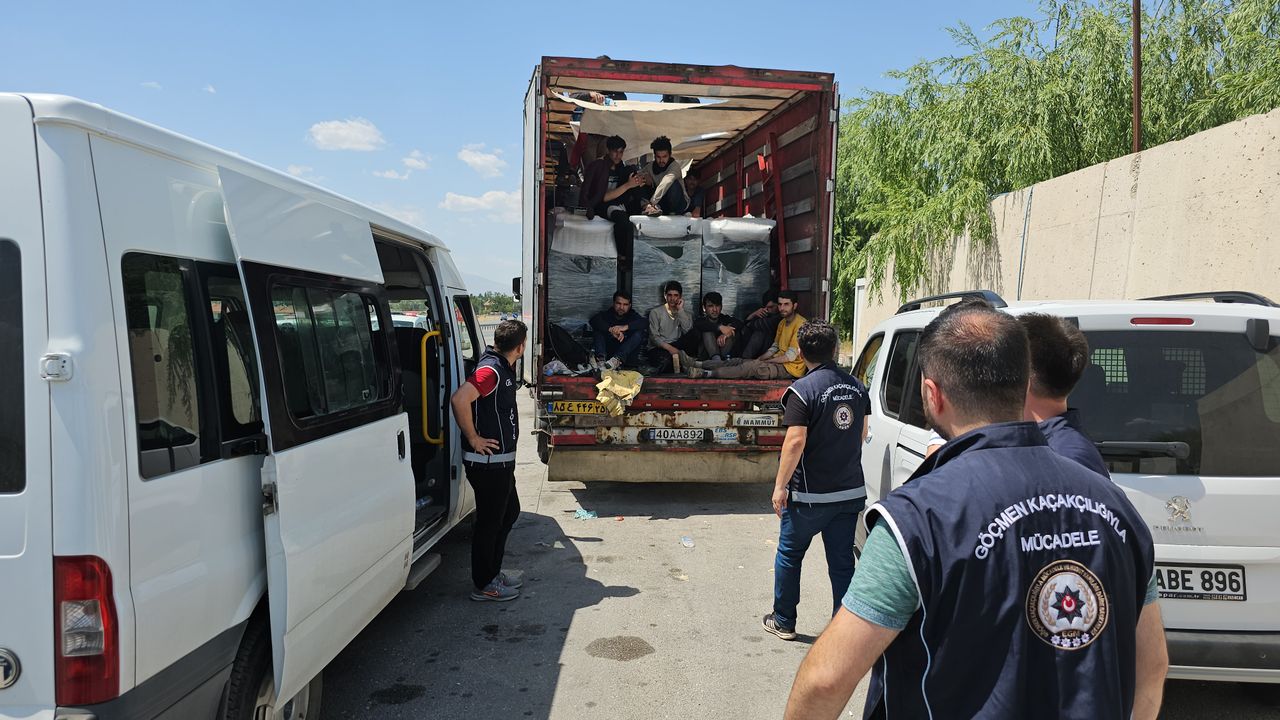 Erzincan'da İran'dan gelen tırın dorsesinde 64 düzensiz göçmen yakalandı