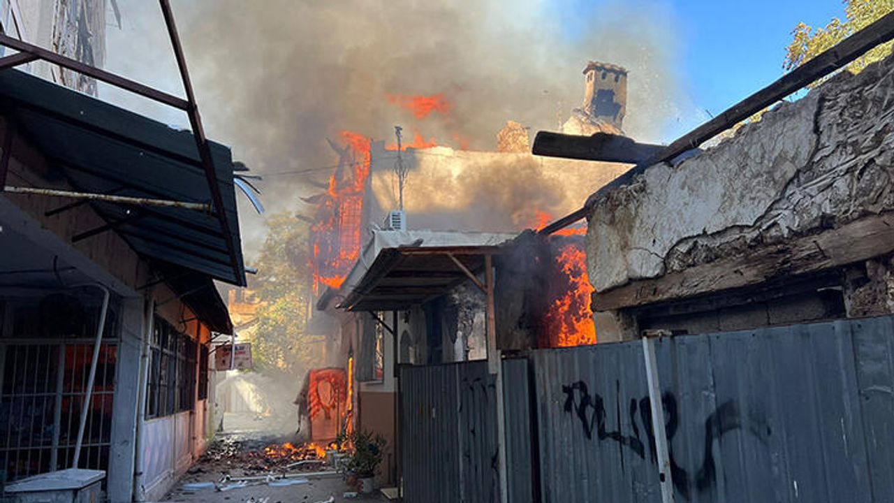 Antalya'da tarihi binada çıkan yangın 2 eve sıçradı
