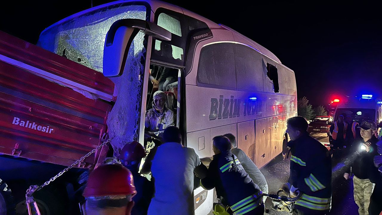 Erzurum'da yolcu otobüsü traktöre çarptı: 2 kişi öldü, 18 kişi yaralandı