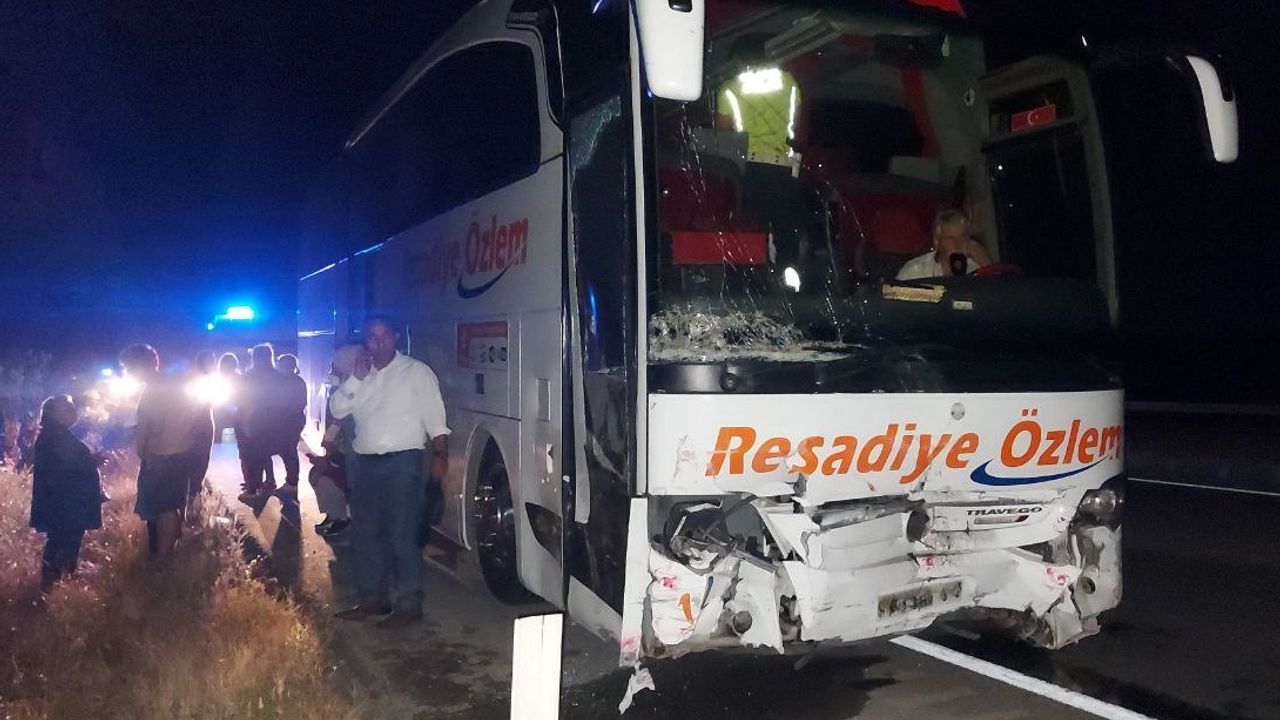 Amasya'da otobüs ile otomobil çarpıştı: Ali Alaçam ve Kazım Göbel öldü