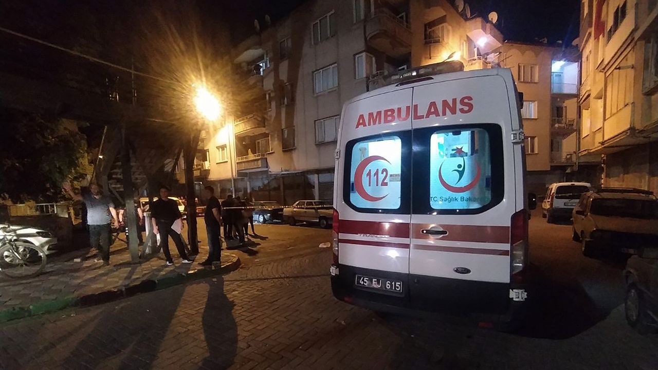 Akhisar'da Meliha Uludağ'ı öldürdü, kızı Cansu Dönmez'i ağır yaraladı. Veysel Mızrak intihar etti