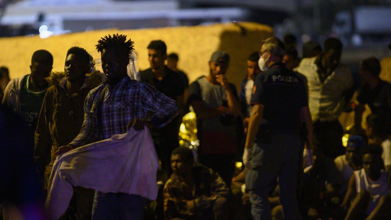 Son 36 saatte 120 teknede 6 bin göçmen geldi, acil durum ilan edildi