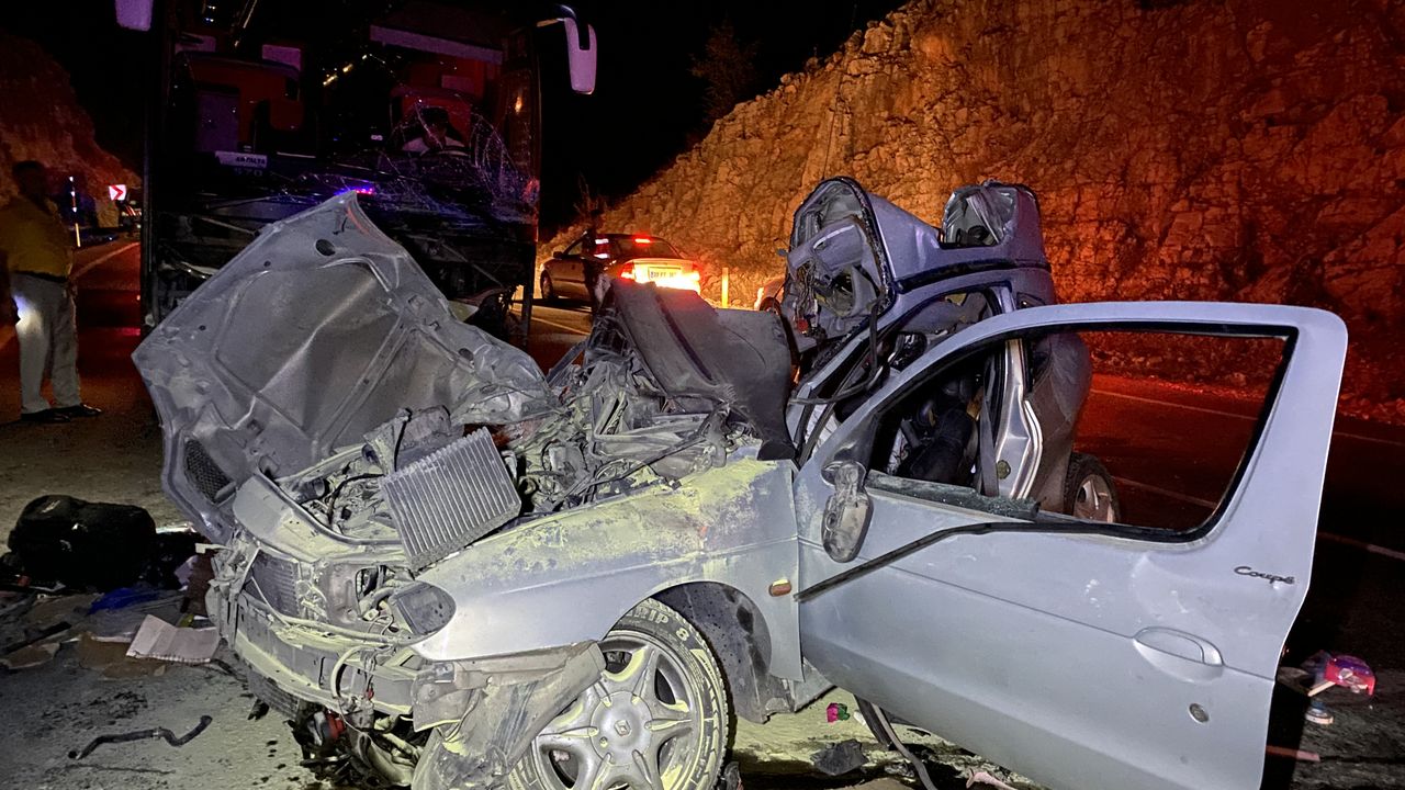 Antalya'da yolcu otobübüsüyle otomobil çarpıştı: Fatih Saygılı öldü
