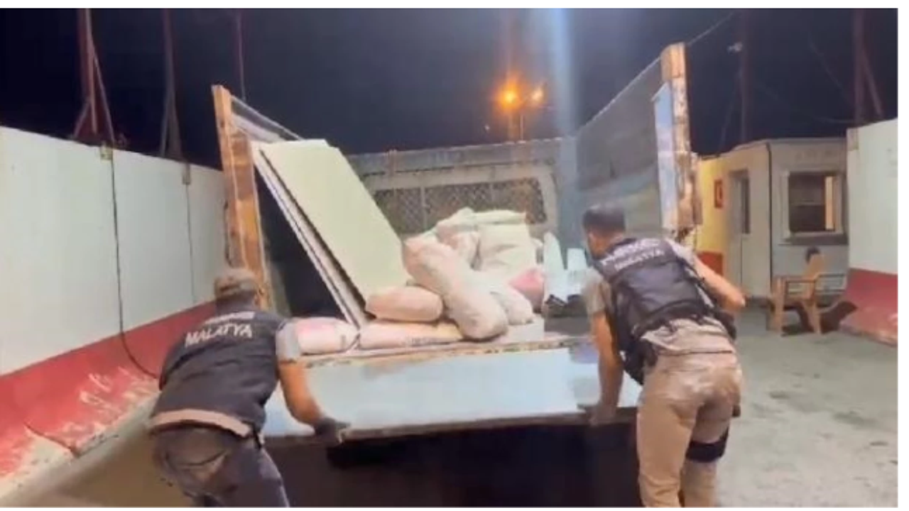 Malatya'da bir kamyonette 46 kiloluk esrar ele geçirildi : 3 kişi tutuklandı