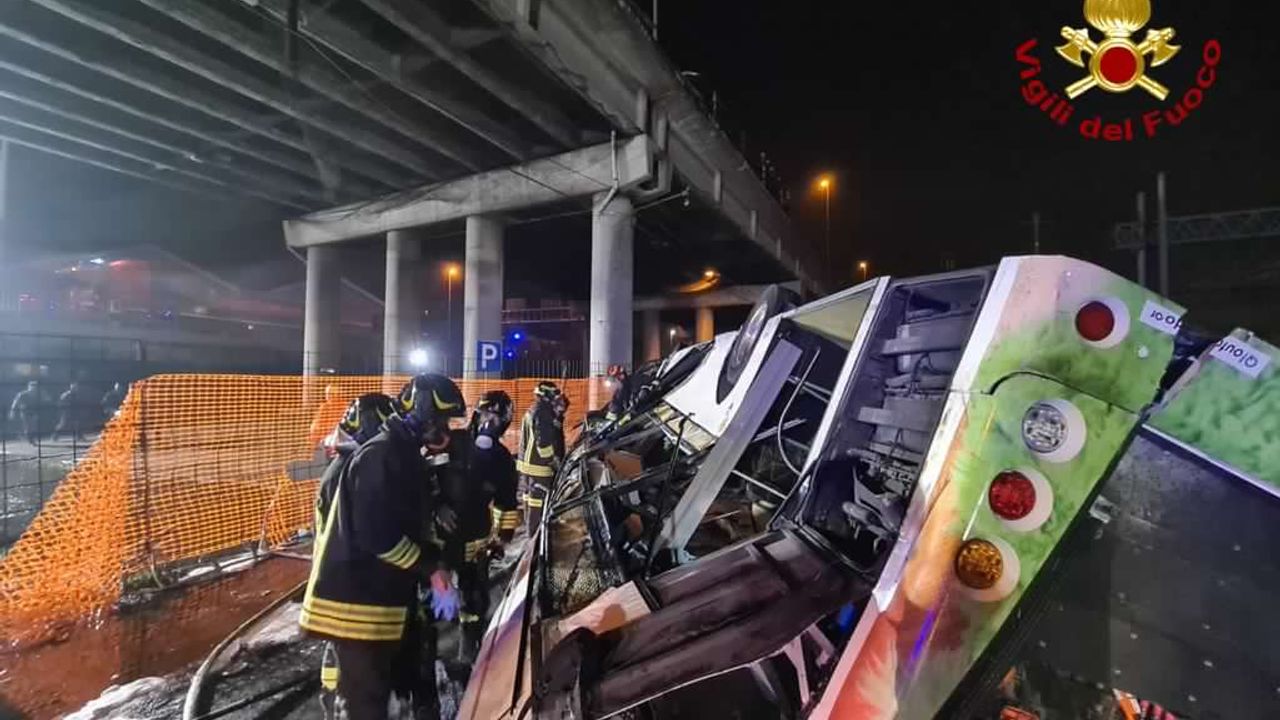 Yolcu otobüsü üst geçitten düştü: 21 kişi öldü