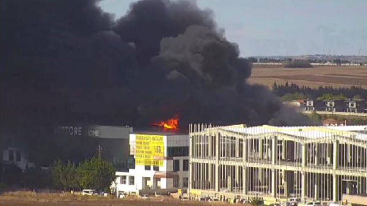 Silivri'de mobilya fabrikasında yangın!