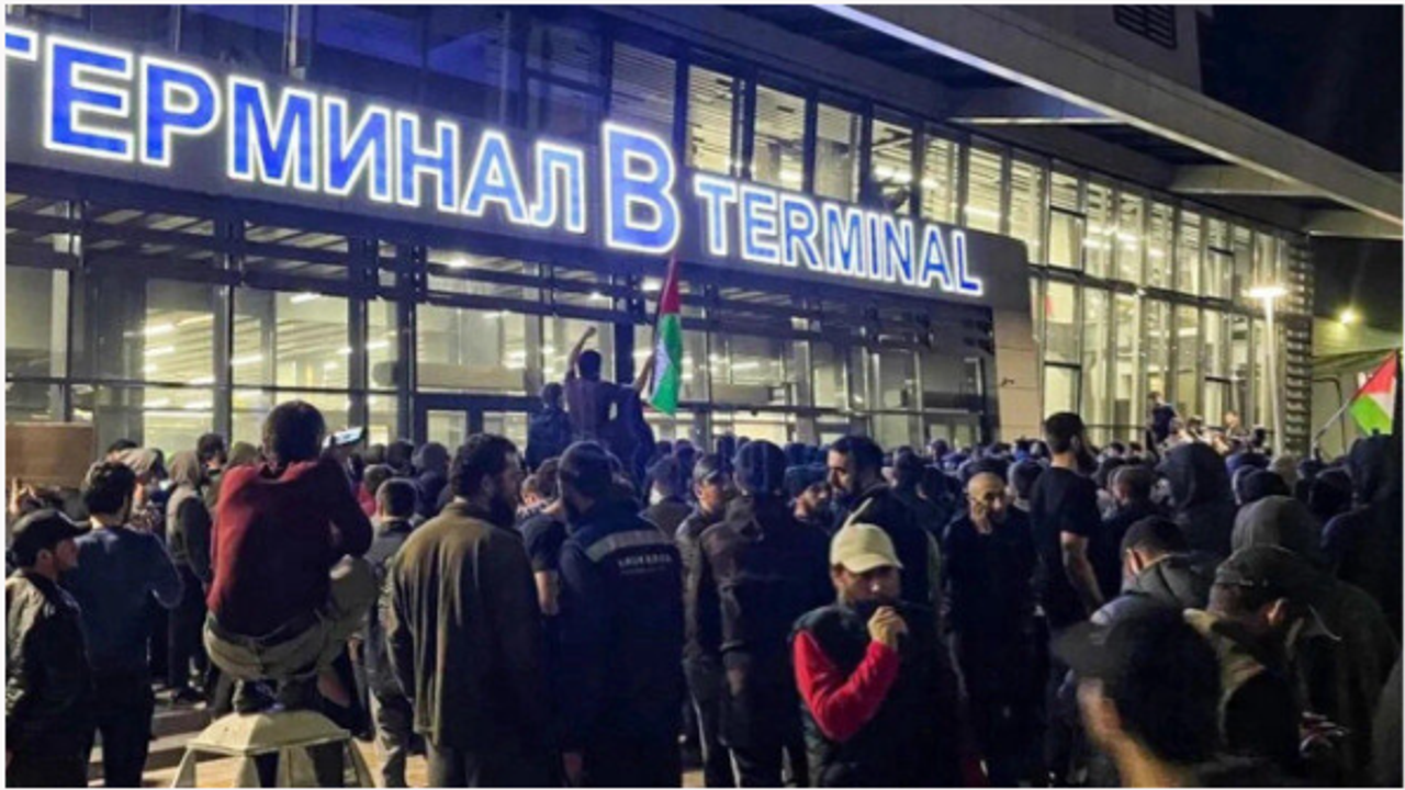 Dağıstan'da yüzlerce kişi Tel Aviv’den gelen uçağı görünce havaalanını bastı!