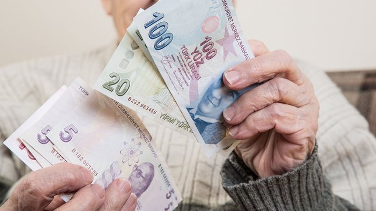 Ünlü ekonomist emekli maaşına ek zam için net rakamı verdi