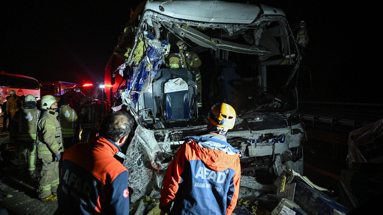 Kuzey Marmara Otoyolu'nda otobüsle tır çarpıştı. 1 kişi öldü, 31 kişi yaralandı