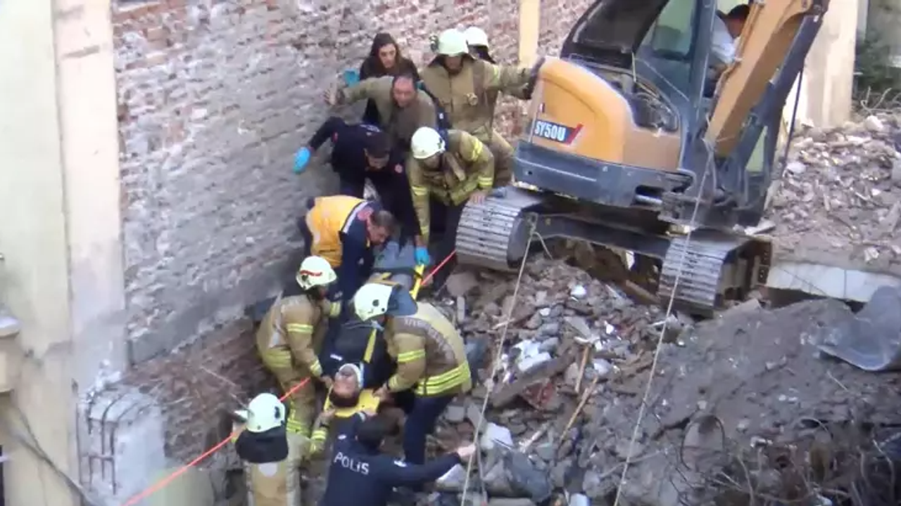 Kadıköy'de binanın çökmesi ile 1 işçi enkaz altında kaldı!