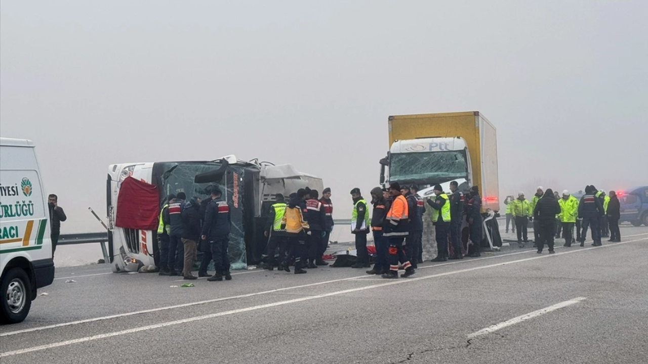 Malatya'da devrilen yolcu otobüsüne tır çarptı: 4 ölü, 1'i ağır 36 kişi yaralandı