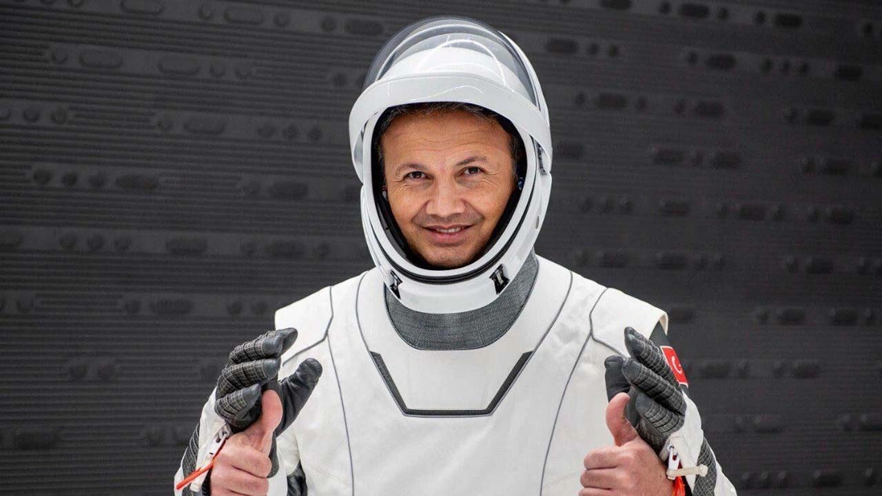 Türkiye'nin ilk uzay yolcusu Alper Gezeravcı'nın seyahati ertelendi