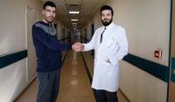 Çift Kol Nakli Yapılan Yusuf İlk Kez Doktoruyla Tokalaştı