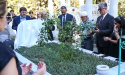 Zeki Müren vefatının 27'nci yılında mezarı başında anıldı