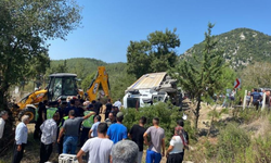 Kahramanmaraş'ta freni boşalan kamyon cenaze namazı kılanların arasına daldı. 5 kişi öldü, 25 kişi yaralı