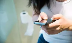 Telefonla tuvalette vakit geçirenler dikkat! Bu hastalık kabusunuz olabilir