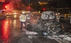 Gaziosmanpaşa'da çarpışan taksi ile motosiklet alev alev yandı. 1 kişi öldü