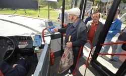 65 yaş üstünün halk otobüsünde ücretsiz taşınmasıyla ilgili flaş gelişme. Bakan duyurdu
