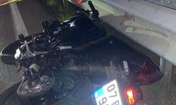 Antalya'da motosiklet bariyerlere çarptı: Furkan Öz ve  Ayşe Esengül Karaca öldü