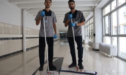 Diyarbakır'da tıp öğrencileri A. Selçuk Maral ve M. Caner Bahçivancı okudukları fakülte hastanesine temizlikçi atandı