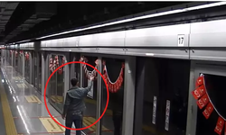Metroya asılan Türk bayraklarını yırtan şahıs tutuklandı