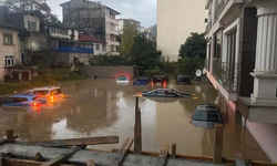 Trabzon'da sağnak! dere taştı sokaklar göle döndü