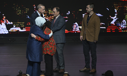 Cumhurbaşkanı Erdoğan'a anlamlı hediye: Gözyaşlarını tutamadı