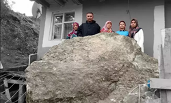 Dağdan kopan kaya parçası evin önüne düştü!