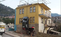 Antalya'da görenleri hayrete düşüren olay: Arabasını evine astı!