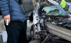 Akılalmaz kaza: Otomobil hurdaya döndü,parmağından hafif şekilde yaralandı!