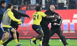 Trabzonspor Fenerbahçe maçında büyük skandal. Sahaya madde yağdırdılar futbolculara saldırdılar