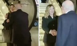 Lübnan Başbakanı İtalya'dan gelen uçaktan inen ilk sarışın kadını öptü. Başbakan geldi sanmış!