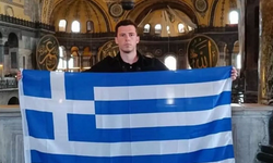 Ayasofya’da provokasyon! Yunan turist bayrak açtı