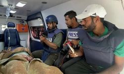 İsrail, Gazze'de TRT ekibine saldırdı! Kameramanın ayağı koptu